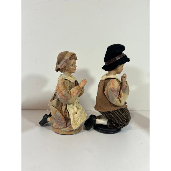 Cracker Barrel Ceramic w/Cloth Give Thanks Pilgrims Praying Set of 2 w/ Box - Picture 4 of 7